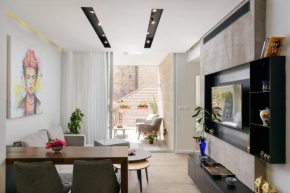 Design & Veranda next to Mahane Yehuda Market by FeelHome